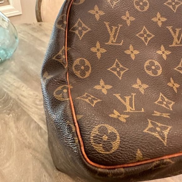 Authentic LOUIS VUITTON Monogram Speedy 40 with Lock (no key) - Picture 3 of 10